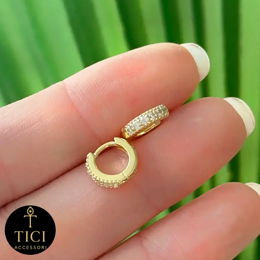 Argola Delicada Cravejada de Zircônias