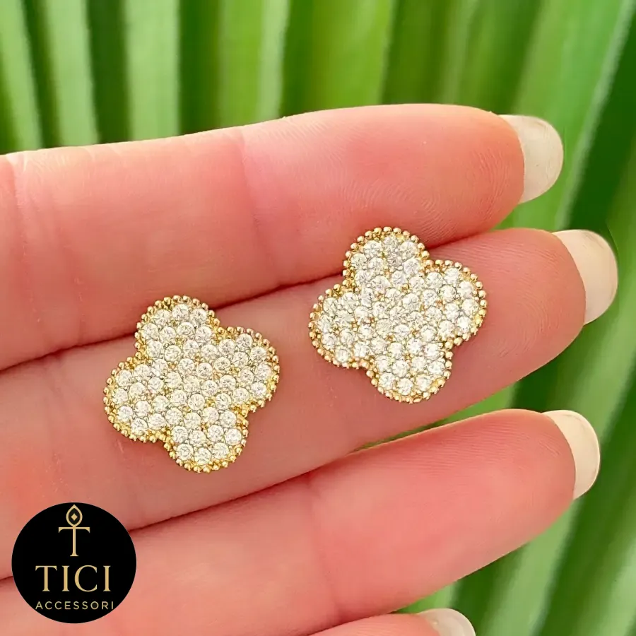 Brinco Trevo Luxo Cravejado com Borda Granulada