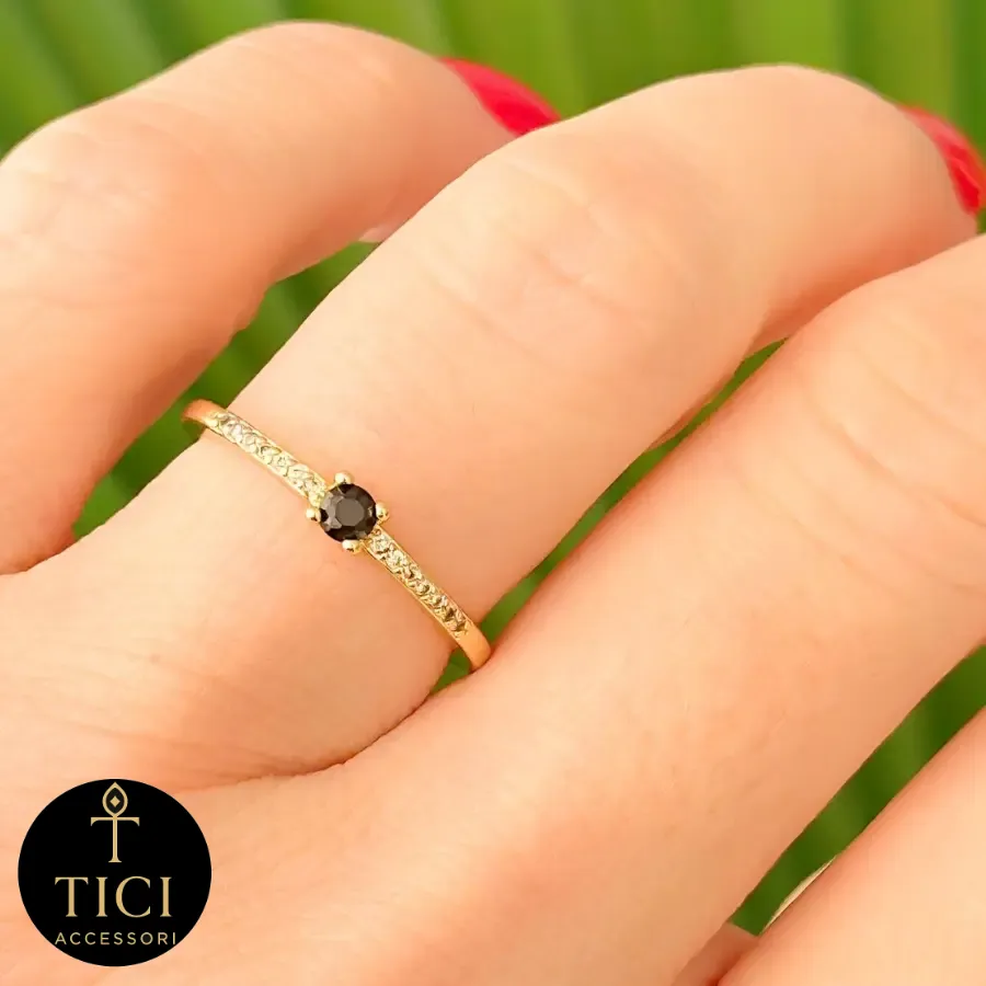 Anel Solitário Fino Ponto de Luz Negro