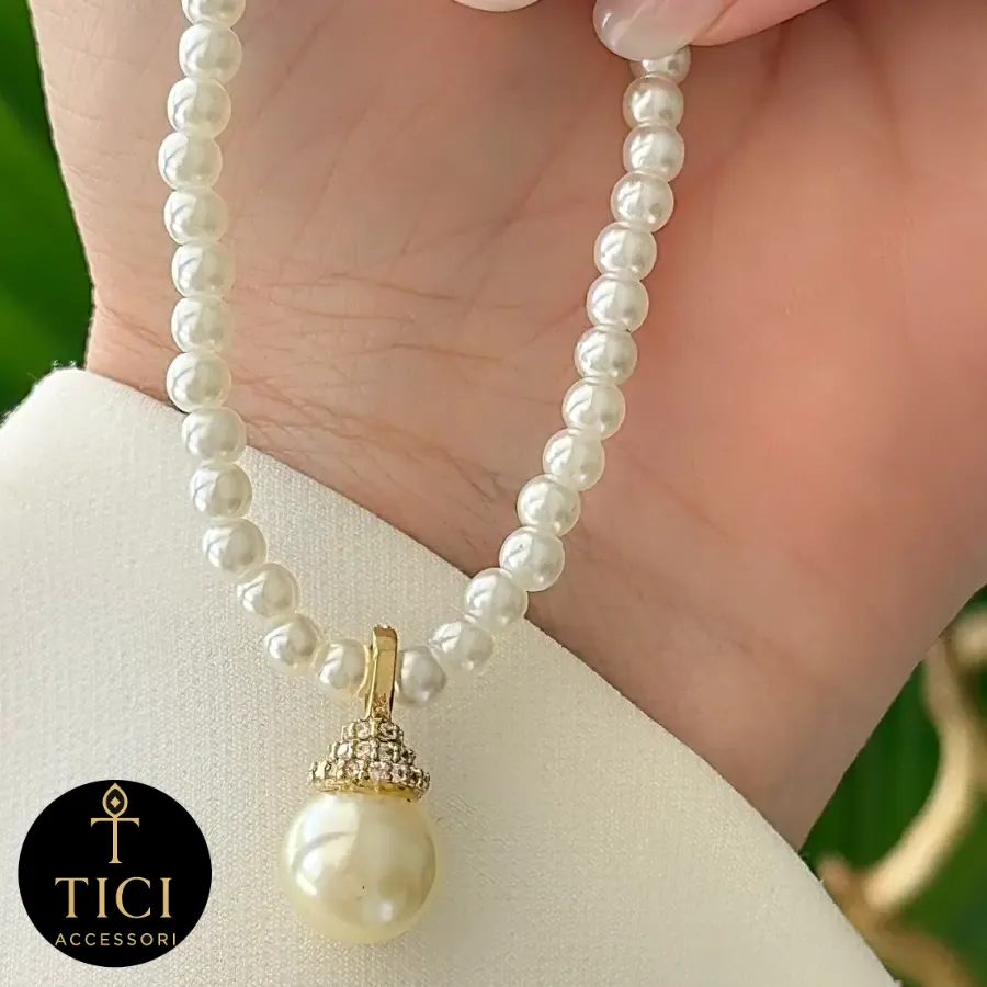 Colar Delicadeza de Pérolas com Pingente Gota de Luz