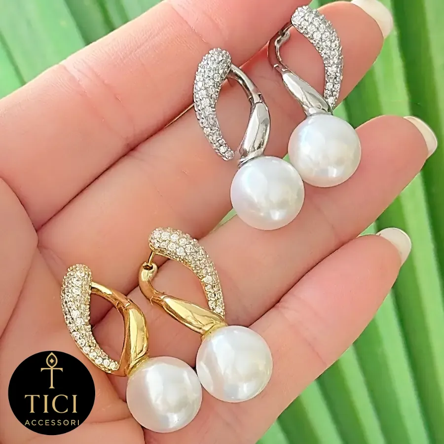 Brinco Curvado Cravejado e Pérola Elegante