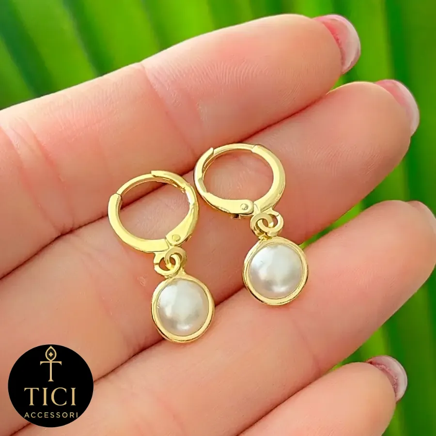 Brinco Argola Dourada com Pérola Clássica