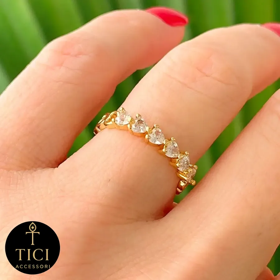 Anel Aliança com Filete de Corações Vazados e Pedras