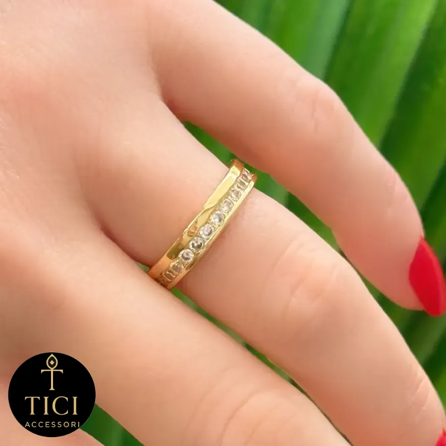 Anel Aliança com Filete Central de Brilho e Bordas Lisas