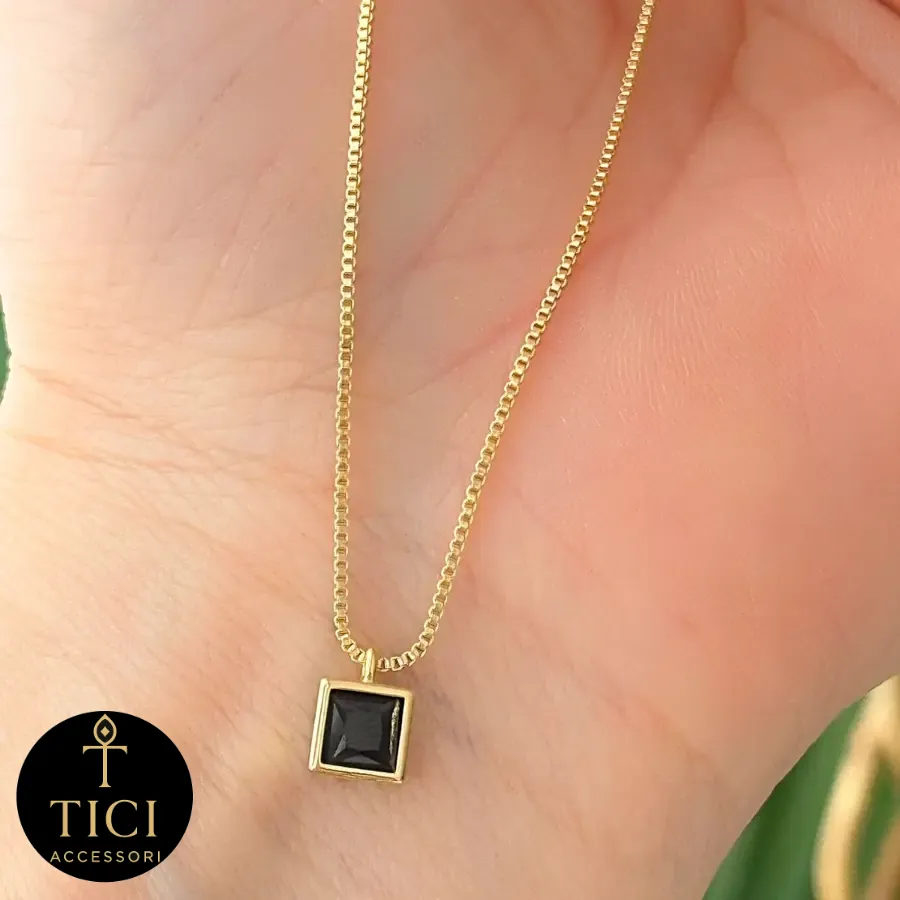 Colar Dourado com Pedra Quadrada Preta