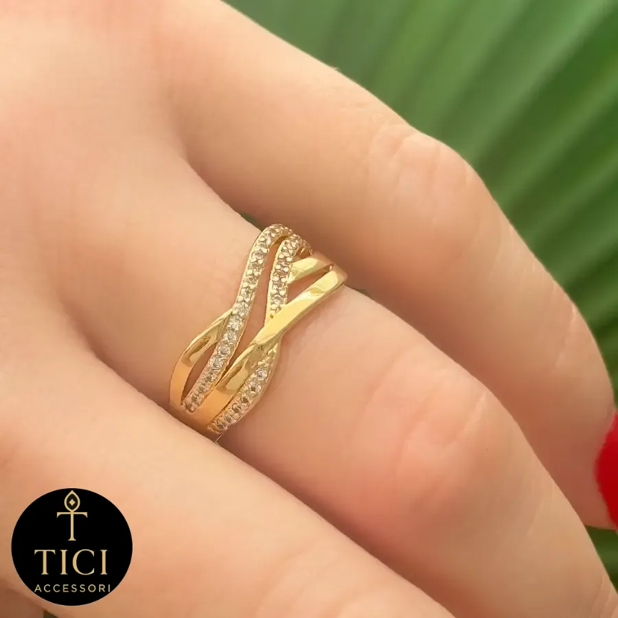 Anel com Design Trançado de 4 Fios e Zircônias