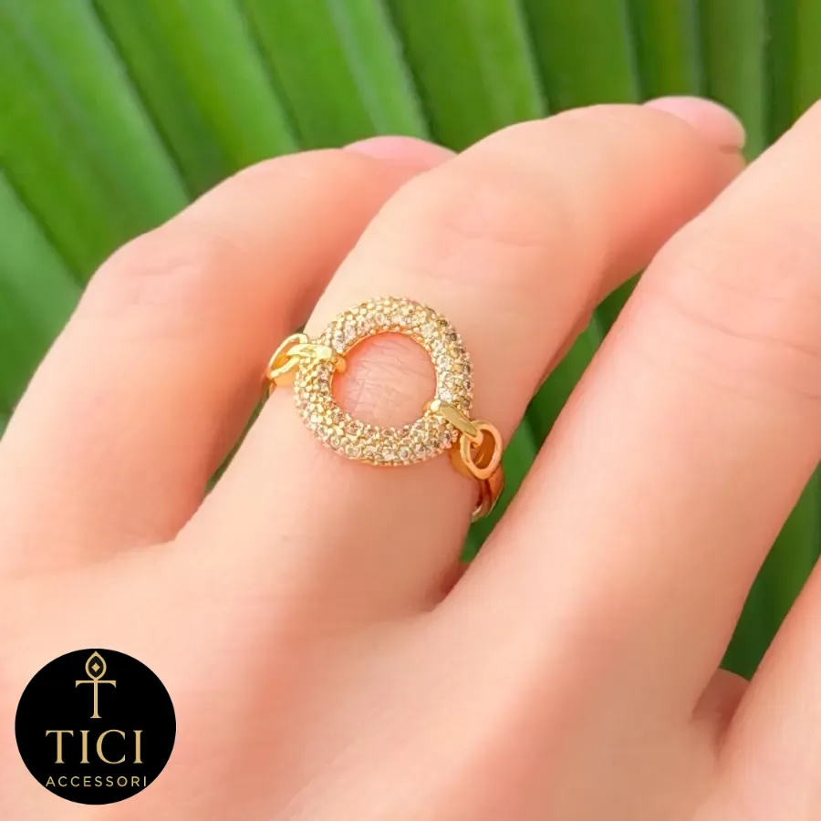 Anel com Círculo Vazado Cravejado e Detalhe de Elos
