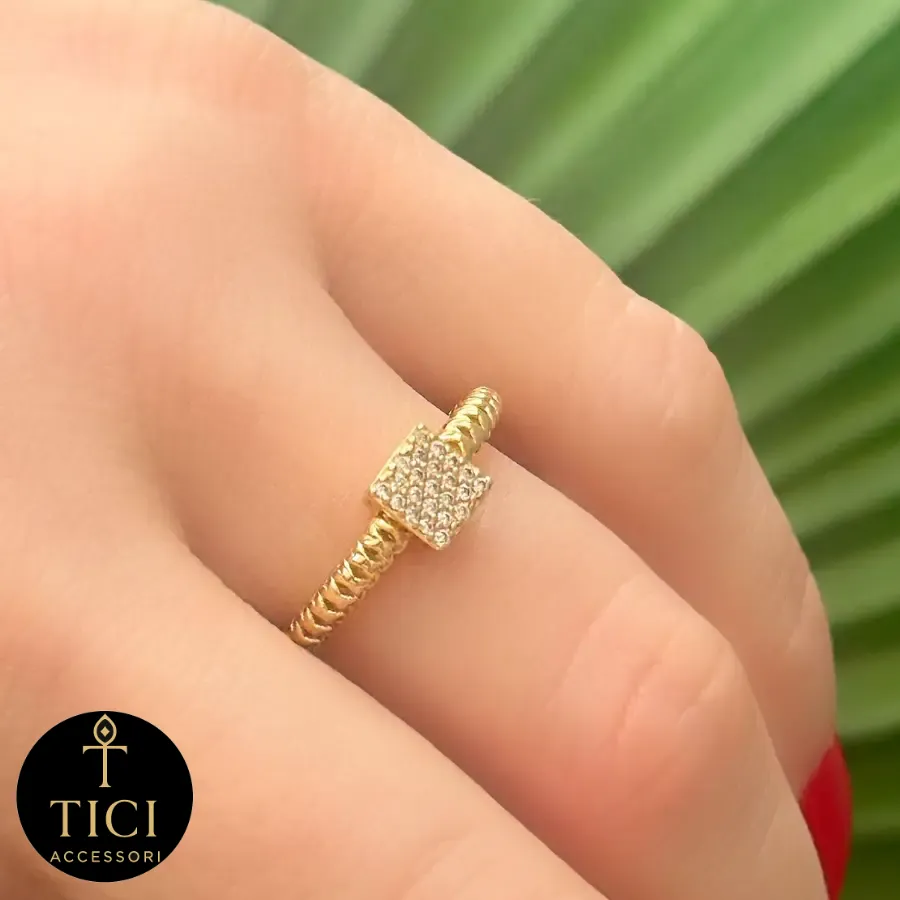 Anel Chuveirinho Mini Quadrado com Aro Trabalhado