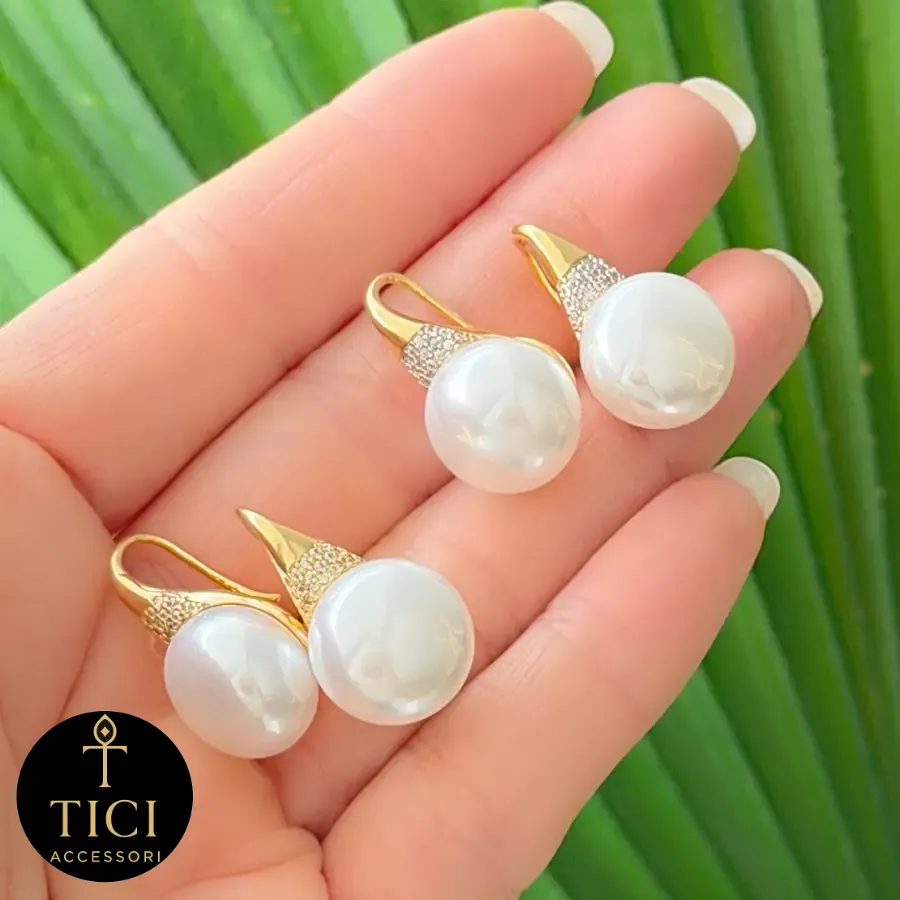 Brinco Gota de Pérola Dourada com Brilhos