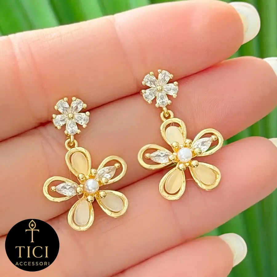 Brinco Flor Dourada com Pérolas e Zircônias
