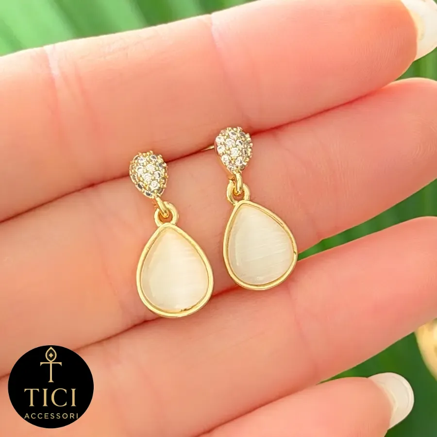 Brinco Gota Madrepérola com Ponto de Luz