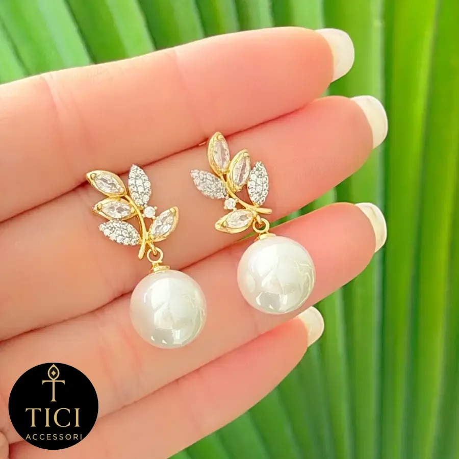 Brinco Dourado Folha com Pérola