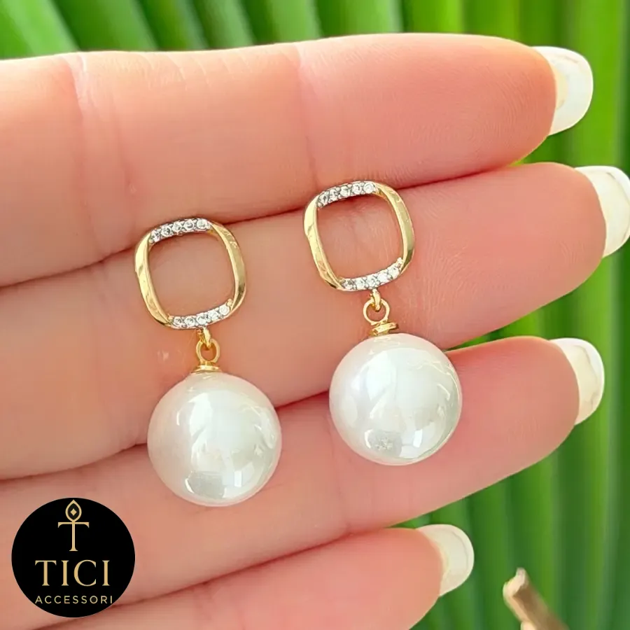 Brinco de Pérola com Brilho Dourado