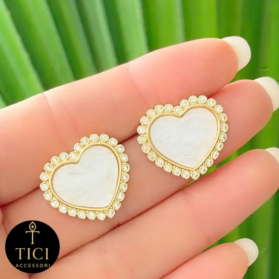 Brinco Coração Madrepérola Dourado