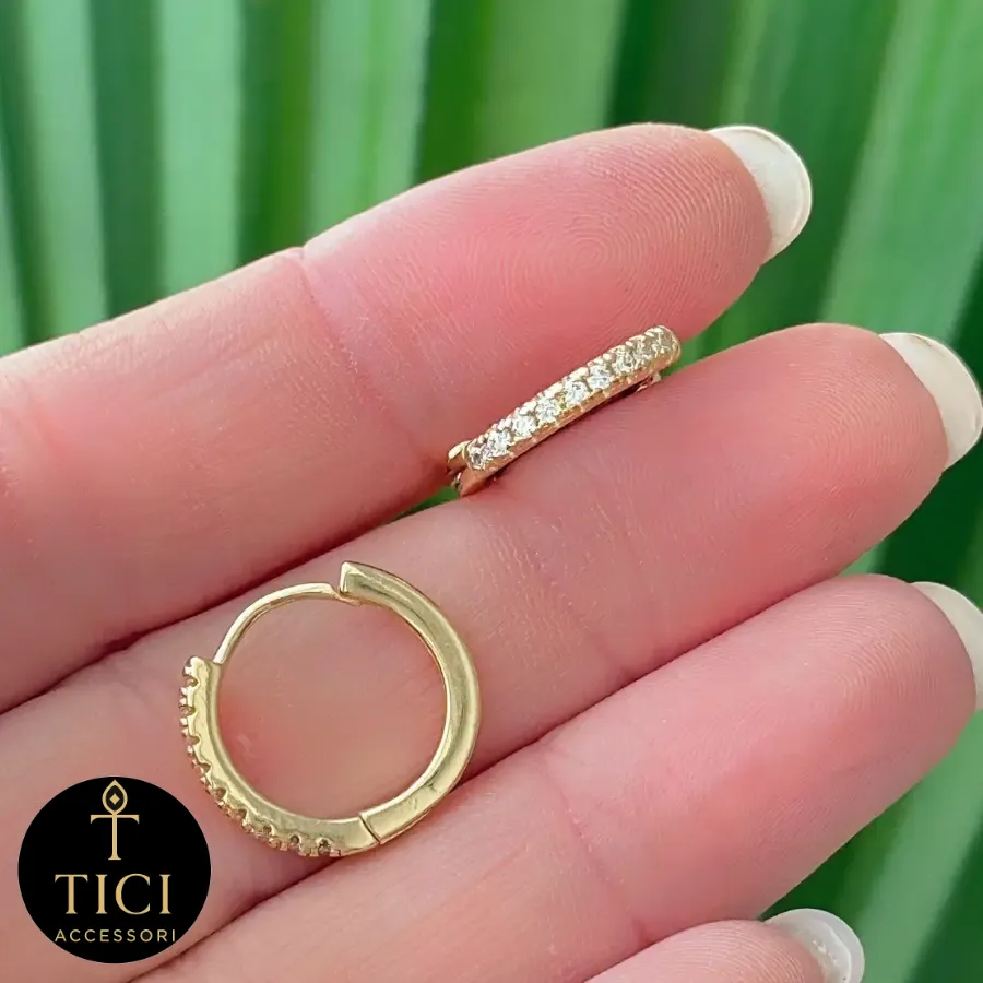 Argola Delicada com Ponto de Luz