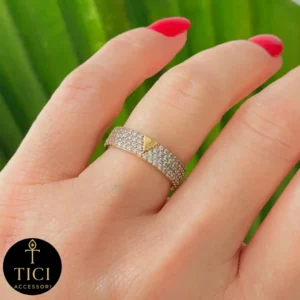 Anel de Quatro Filetes Cravejados com Detalhe Central em V - Imagem 1