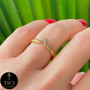 Anel de Aro Fino com Detalhe em V Pedrejado - Imagem 1