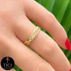 Anel Aliança com Filete Central de Brilho e Bordas Lisas - Imagem 1